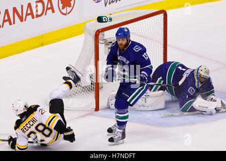 15. Juni 2011; Vancouver, BC, Kanada; Boston Bruins linken Flügel Mark Recchi (28) ist auf dem Eis von Vancouver Canucks linken Flügel Raffi Torres (13) während der zweiten Periode von sieben Spielen der 2011 Stanley-Cup-Finale in der Rogers Arena geworfen. Boston besiegt Vancouver 4-0. Stockfoto
