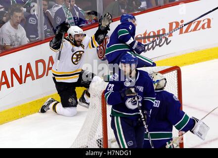 15. Juni 2011; Vancouver, BC, Kanada; Boston Bruins Zentrum Patrice Bergeron (links) feiert nach einem Short-handed Tor vorbei an Vancouver Canucks Verteidiger Christian Ehrhoff (5), Verteidiger Alexander Edler (23) und Torhüter Roberto Luongo in der zweiten Periode von sieben Spielen der 2011 Stanley Cup-Finale in der Rogers Arena. Stockfoto