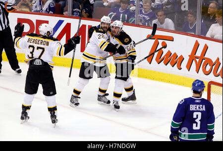 Juni 15, 2011, Vancouver, BC, Kanada; Boston Bruins linken Flügel brad Marchand (63) feiert mit dem linken Flügel Mark Recchi (28) und center Patrice Bergeron (37), nachdem er eine Leere-net Ziel in der dritten Periode in Spiel sieben Der 2011 Stanley Cup Finals in der Rogers Arena. Die Bruins gewann 4-0 den Stanley Cup zu gewinnen. Stockfoto