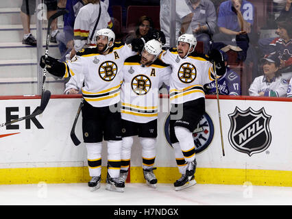 Juni 2011; Vancouver, BC, KANADA; Boston Bruins Linksflügel Brad Marchand (rechts) feiert mit Mark Recchi (Mitte) und Patrice Bergeron (links), nachdem er in der dritten Periode des Stanley Cup Finals 2011 in der Rogers Arena ein Leertreffer erzielt hat. Die Bruins gewannen 4-0 den Stanley Cup. Stockfoto