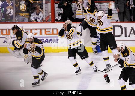 Juni 15, 2011, Vancouver, BC, Kanada; Boston Bruins Spieler steigen auf das Eis nach dem Sieg über die Vancouver Canucks 4-0 in Spiel sieben Der 2011 Stanley Cup Finals in der Rogers Arena. Stockfoto