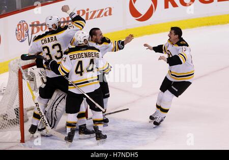 15. Juni 2011; Vancouver, BC, Kanada; Boston Bruins Spieler einschließlich Tomas Kaberle (12), Dennis Seidenberg (44), Zdeno Chara (33), feiern Brad Marchand (nach vorne) und Tim Thomas nach dem Sieg über den Vancouver Canucks 4: 0 in Spiel sieben von 2011 Stanley Cup-Finale in der Rogers Arena. Stockfoto