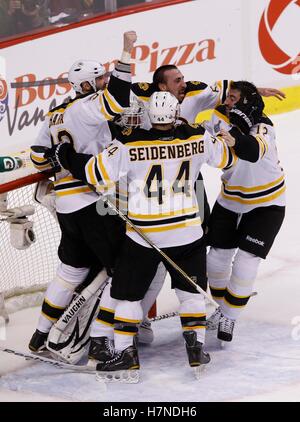 15. Juni 2011; Vancouver, BC, Kanada; Boston Bruins Spieler feiern nach dem Sieg über den Vancouver Canucks 4: 0 in Spiel sieben von 2011 Stanley Cup-Finale in der Rogers Arena. Stockfoto