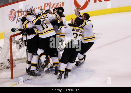 Juni 15, 2011, Vancouver, BC, Kanada; Boston Bruins Spieler feiern nach dem Sieg über die Vancouver Canucks 4-0 in Spiel sieben Der 2011 Stanley Cup Finals in der Rogers Arena. Stockfoto