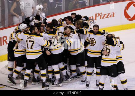 15. Juni 2011; Vancouver, BC, Kanada; Boston Bruins Spieler feiern nach dem Sieg über den Vancouver Canucks 4: 0 in Spiel sieben von 2011 Stanley Cup-Finale in der Rogers Arena. Stockfoto