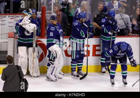 15. Juni 2011; Vancouver, BC, Kanada; Vancouver Canucks Spieler einschließlich Torhüter Roberto Luongo (links) reagieren nach dem Verlust 4-0 zu den Boston Bruins in Spiel sieben von 2011 Stanley Cup-Finale in der Rogers Arena. Stockfoto