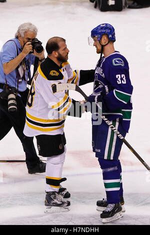 Juni 2011; Vancouver, BC, KANADA; Boston Bruins Linksflügel Mark Recchi (28) schüttelt nach dem siebten Spiel des Stanley Cup Finals 2011 in der Rogers Arena die Hand mit Henrik Sedin (33) aus Vancouver Canucks. Boston besiegte Vancouver mit 4:0. Stockfoto