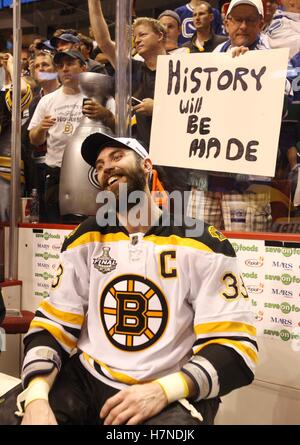 Juni 15, 2011, Vancouver, BC, Kanada; Boston Bruins Verteidiger Zdeno Chara (33) feiert nach dem Sieg über die Vancouver Canucks 4-0 in Spiel sieben Der 2011 Stanley Cup Finals in der Rogers Arena. Stockfoto