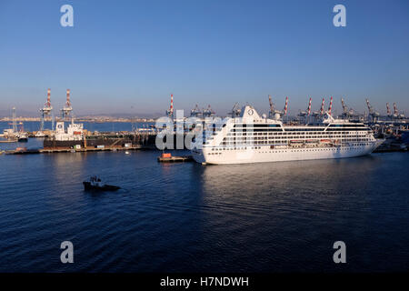 Das von Norwegian Cruise Line betriebene Kreuzfahrtschiff der "Norwegian Star A Dawn"-Klasse ankerte im Hafen von Haifa Israel Stockfoto