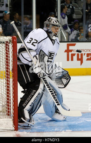 7. November 2011; San Jose, CA, USA; Los Angeles Kings Torwart Jonathan Quick (32) erwärmt sich vor dem Spiel gegen die San Jose Sharks im HP Pavilion. Stockfoto