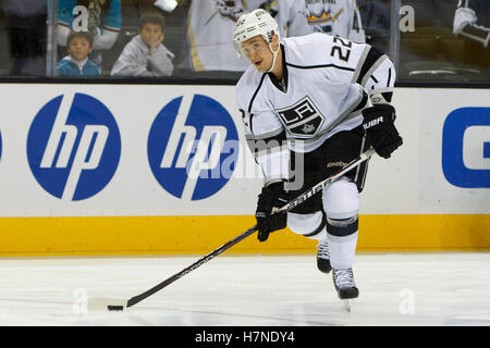 7. November 2011; San Jose, CA, USA; Los Angeles Kings Center Trevor Lewis (22) wärmt sich vor dem Spiel gegen die San Jose Sharks im HP Pavilion. Stockfoto