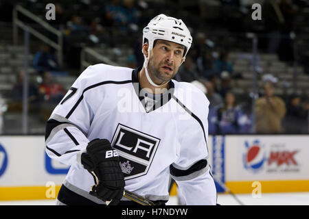 7. November 2011; San Jose, CA, USA; Los Angeles Kings linken Flügel Ethan Moreau (17) erwärmt sich vor dem Spiel gegen die San Jose Sharks im HP Pavilion.  San Jose besiegte Los Angeles 4-2. Stockfoto