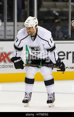 7. November 2011; San Jose, CA, USA; Los Angeles Kings linken Flügel Ethan Moreau (17) erwärmt sich vor dem Spiel gegen die San Jose Sharks im HP Pavilion.  San Jose besiegte Los Angeles 4-2. Stockfoto