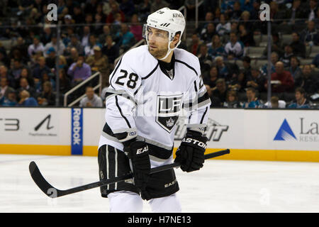 7. November 2011; San Jose, CA, USA; Los Angeles Kings center Jarret Stoll (28) vor ein Gesicht aus gegen die San Jose Sharks in der ersten Phase im HP Pavilion.  San Jose besiegte Los Angeles 4-2. Stockfoto