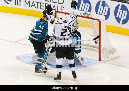 November 2011; San Jose, CA, USA; Dustin Brown (23) der Los Angeles Kings feiert, nachdem der Verteidiger Jack Johnson (nicht abgebildet) ein Tor vor dem Verteidiger Marc-Edouard Vlasic (44) und dem Torwart Antti Niemi (31) in der zweiten Periode im HP Pavilion erzielte. Stockfoto