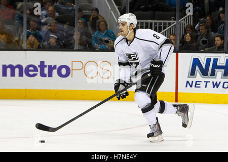 November 2011; San Jose, CA, USA; der Abwehrspieler Drew Doughty (8) der Los Angeles Kings skatet mit dem Puck gegen die San Jose Sharks während der dritten Periode im HP Pavilion. San Jose besiegte Los Angeles mit 4:2. Stockfoto