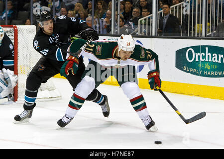 November 2011; San Jose, CA, USA; Minnesota Wild Center Kyle Brodziak (21) wird während der ersten Periode im HP Pavilion von Justin Braun (61) verteidigt. Stockfoto