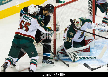 November 2011; San Jose, CA, USA; Minnesota Wild Torwart Niklas Backstrom (32) stoppt einen Schuss vom San Jose Sharks Center Michal Handzus (26) während der zweiten Periode im HP Pavilion. Stockfoto