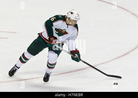 10. November 2011; San Jose, CA, USA; Minnesota Wild Verteidiger Marco Scandella (6) Schlittschuhe mit dem Puck gegen die San Jose Sharks in der zweiten Periode im HP Pavilion.  San Jose besiegte Minnesota 3-1. Stockfoto