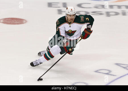 10. November 2011; San Jose, CA, USA; Minnesota Wild Verteidiger Marek Zidlicky (3) Schlittschuh mit dem Puck gegen die San Jose Sharks während der zweiten Periode im HP Pavilion. San Jose besiegte Minnesota mit 3:1. Stockfoto