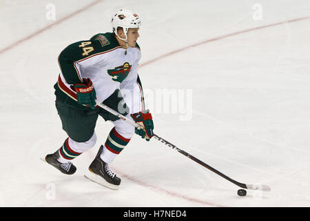 10. November 2011; San Jose, CA, USA; Minnesota Wild Verteidiger Justin Falk (44) fährt mit dem Puck gegen die San Jose Sharks in der zweiten Periode im HP Pavilion.  San Jose besiegte Minnesota 3-1. Stockfoto