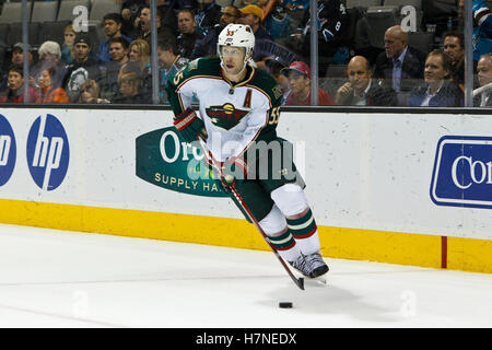 10. November 2011; San Jose, CA, USA; Minnesota Wild Verteidiger Nick Schultz (55) fährt mit dem Puck gegen die San Jose Sharks während der dritten Periode im HP Pavilion. San Jose besiegte Minnesota mit 3:1. Stockfoto