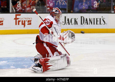 17. November 2011; San Jose, CA, USA; Detroit Red Wings Torwart Jimmy Howard (35) erwärmt sich vor dem Spiel gegen die San Jose Sharks im HP Pavilion. Stockfoto