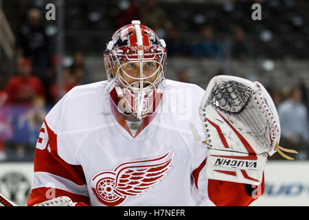 17. November 2011; San Jose, CA, USA; Detroit Red Wings Torwart Jimmy Howard (35) erwärmt sich vor dem Spiel gegen die San Jose Sharks im HP Pavilion. Stockfoto