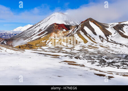 Red Crater in Wolke im Winter Tongariro Alpine Crossing, Neuseeland Stockfoto