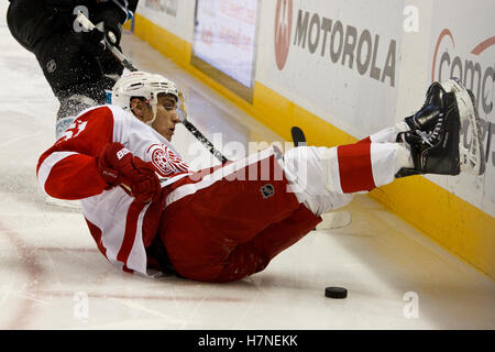 November 2011; San Jose, CA, USA; das Detroit Red Wings Center Valtteri Filppula (51) wird während der zweiten Periode im HP Pavilion gegen die San Jose Sharks ins Eis gestoßen. Stockfoto