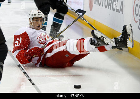 November 2011; San Jose, CA, USA; das Detroit Red Wings Center Valtteri Filppula (51) wird während der zweiten Periode im HP Pavilion gegen die San Jose Sharks ins Eis gestoßen. Stockfoto