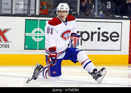 1. Dezember 2011; San Jose, CA, USA; Montreal Canadiens Verteidiger Raphael Diaz (61) erwärmt sich vor dem Spiel gegen die San Jose Sharks im HP Pavilion. Stockfoto