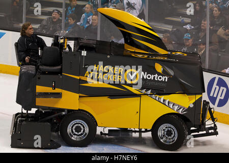 1. Dezember 2011; San Jose, CA, USA; Eine Zamboni-Maschine taucht das Eis vor Schießereien zwischen den San Jose Sharks und den Montréal Canadiens im HP Pavilion.  San Jose besiegte Montreal 4: 3 im Elfmeterschießen. Stockfoto