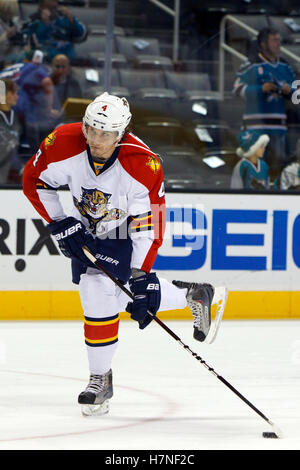 3. Dezember 2011; San Jose, CA, USA; Florida Panthers Verteidiger Keaton Ellerby (4) erwärmt sich vor dem Spiel gegen die San Jose Sharks im HP Pavilion. Stockfoto