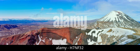 Panoramablick auf Mount Ngauruhoe im Tongariro Alpine Crossing, Winter Neuseeland Stockfoto