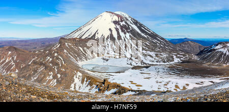 Schicksalsberg und die South Crater im Winter Tongariro Alpine Crossing, Neuseeland Stockfoto