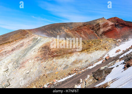 Seitenansicht des Red Crater im Winter Tongariro Alpine Crossing, Neuseeland Stockfoto