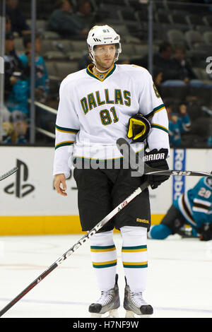 8. Dezember 2011; San Jose, CA, USA; Dallas Stars Zentrum Tomas Vincour (81) erwärmt sich vor dem Spiel gegen die San Jose Sharks im HP Pavilion.  San Jose besiegte Dallas 5-2. Stockfoto