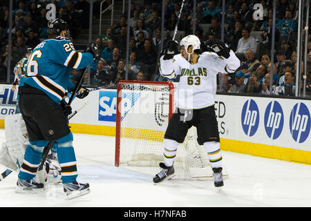 8. Dezember 2011; San Jose, CA, USA; Dallas Stars Center Mike Ribeiro (63) feiert nach ein Tor gegen die San Jose Sharks in der ersten Phase im HP Pavilion. Stockfoto