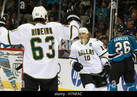 8. Dezember 2011; San Jose, CA, USA; Dallas Stars Center Mike Ribeiro (63) feiert mit linken Flügel Brenden Morrow (10) nach ein Tor gegen die San Jose Sharks in der ersten Phase im HP Pavilion. Stockfoto