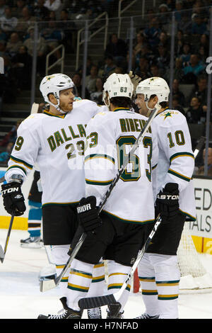8. Dezember 2011; San Jose, CA, USA; Dallas Stars Center feiert Mike Ribeiro (63) mit Steve Ott (29) und linken Flügel Brenden Morrow (10)-center nach ein Tor gegen die San Jose Sharks in der ersten Phase im HP Pavilion. Stockfoto
