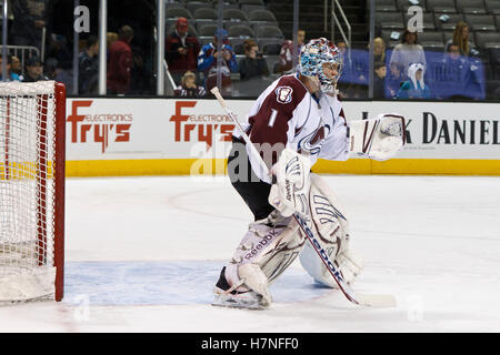 Dez. 2011; San Jose, CA, USA; der Torwart Semyon Varlamov (1) der Colorado Avalanche wärmt sich vor dem Spiel gegen die San Jose Sharks im HP Pavilion auf. Stockfoto