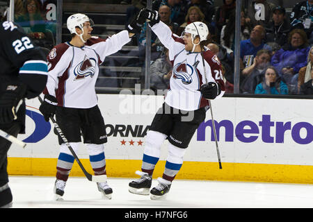 15. Dezember 2011; San Jose, CA, USA; Colorado Avalanche Center Paul Stastny (rechts) feiert nach einem Tor gegen die San Jose Sharks in der ersten Periode im HP Pavilion. Stockfoto