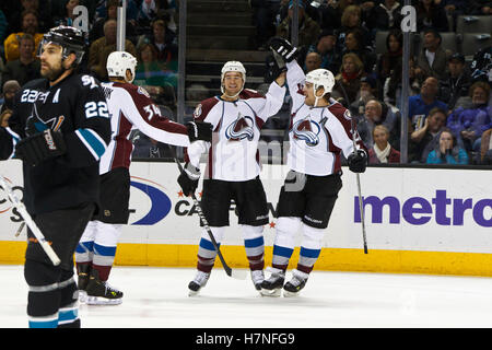 15. Dezember 2011; San Jose, CA, USA; Colorado Avalanche Center Paul Stastny (rechts) feiert nach einem Tor gegen die San Jose Sharks in der ersten Periode im HP Pavilion. Stockfoto