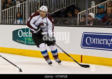 15. Dezember 2011; San Jose, CA, USA; Colorado Avalanche Center Jay McClement (16) Schlittschuhe mit dem Puck gegen die San Jose Sharks in der ersten Phase im HP Pavilion. Stockfoto