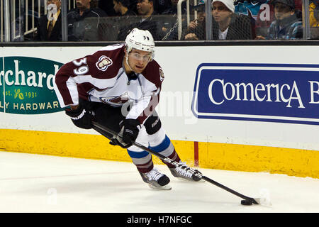 15. Dezember 2011; San Jose, CA, USA; Colorado Avalanche links Flügel TJ Profivertrag (39) Schlittschuhe mit dem Puck gegen die San Jose Sharks in der ersten Phase im HP Pavilion. Stockfoto