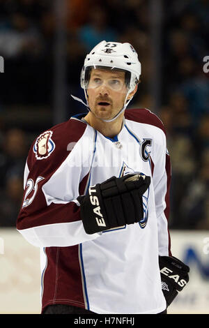 15. Dez 2011; San Jose, CA, USA; Colorado Avalanche rechter Flügel Milan Hejduk (23) vor einem Gesicht gegen die San Jose Sharks während der zweiten Periode im HP Pavilion. San Jose besiegte Colorado mit 5:4. Stockfoto