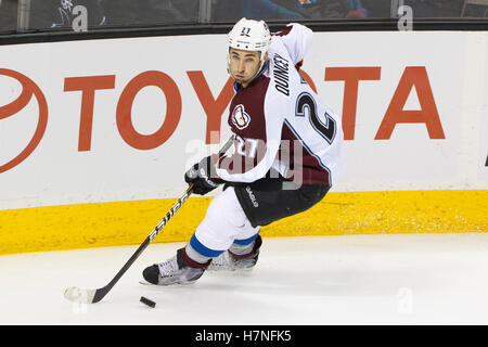 15. Dezember 2011; San Jose, CA, USA; Colorado Avalanche Verteidiger Kyle Quincey (27) Schlittschuhe mit dem Puck gegen die San Jose Sharks während der dritten Periode im HP Pavilion.  San Jose besiegte Colorado 5-4. Stockfoto