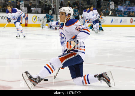 17. Dezember 2011; San Jose, CA, USA; Edmonton Oilers Zentrum Anton Lander (57) erwärmt sich vor dem Spiel gegen die San Jose Sharks im HP Pavilion.  San Jose besiegte Edmonton 3-2. Stockfoto