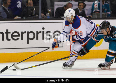 17. Dezember 2011; San Jose, CA, USA; Edmonton Oilers center Sam Gagner (89) Schlittschuhe mit dem Puck vorbei San Jose Sharks Center Logan Couture (39) während der zweiten Periode im HP Pavilion. Stockfoto